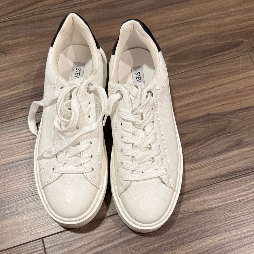 Steve Madden White Leather Low-Top Sneakers with Black Heel Tab